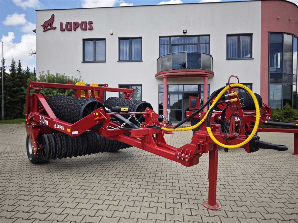 Cultivation roller with a hydraulically adjusted front scraper drag  LUPUS - Image 7
