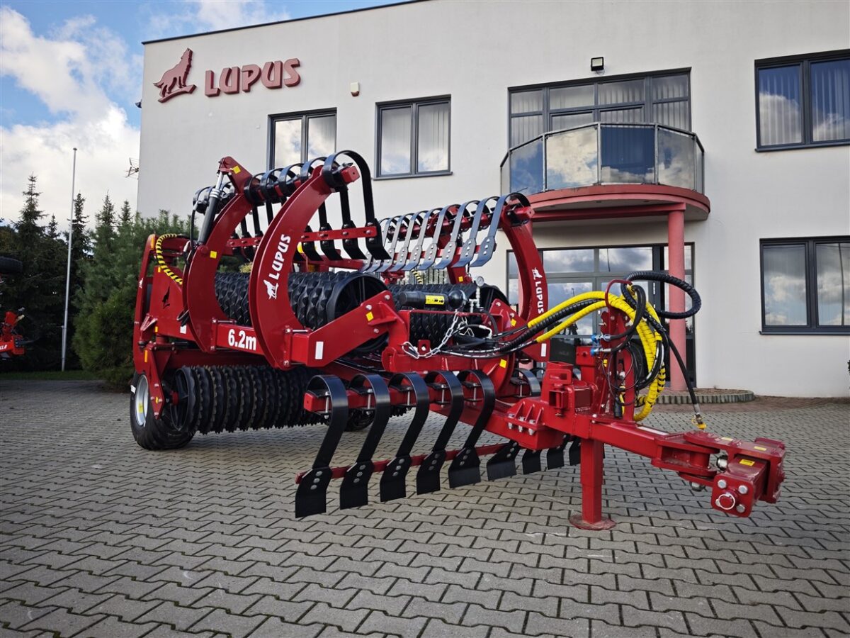 Cultivation roller with a hydraulically adjusted front scraper drag  LUPUS - Image 5
